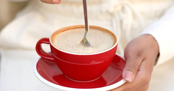 숟가락으로 뜨거운 커피를 — 스톡 사진