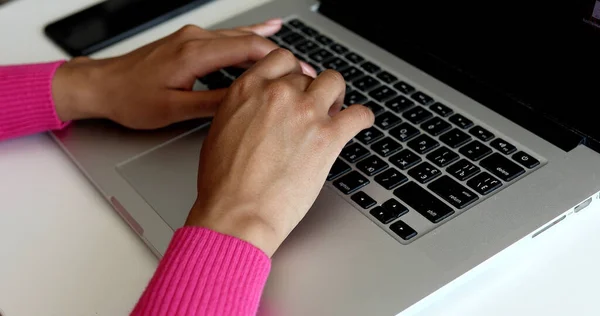 Laptop Klavyesinde Yazan Kadın Elleri Kapat — Stok fotoğraf