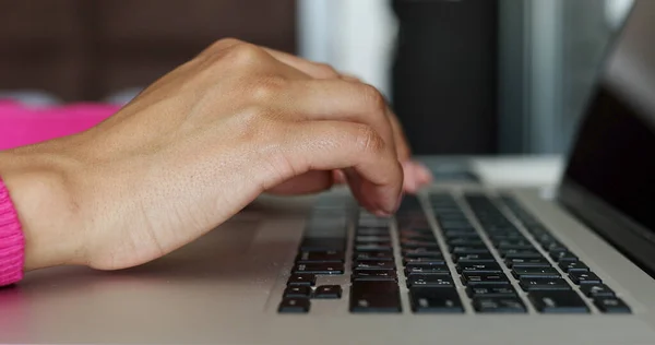 Dizüstü Bilgisayarda Klavye Kullanan Bir Kadını Kapat — Stok fotoğraf