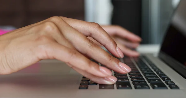 ノートパソコンのキーボードで入力する女性の手の閉じる — ストック写真