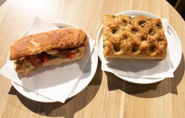 Cafe 'deki sandviçlerin yakın plan çekimi.