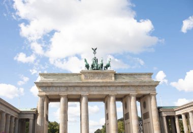 BERLİN, Almanya - 23 Eylül 2022 Berlin 'deki Brandenburg Kapısı, Almanya.