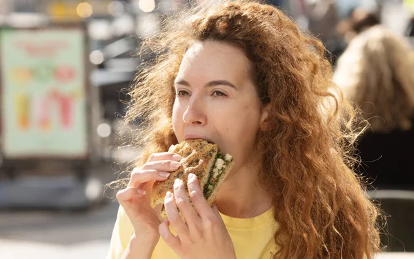 Ung Kvinna Äter Snabbmat Smörgås Närbild Kvinnan Äter Lunch Caféet — Stockfoto