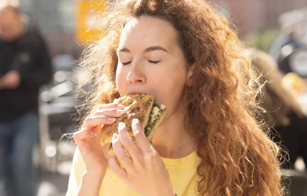 Ung Kvinna Äter Snabbmat Smörgås Närbild Kvinnan Äter Lunch Caféet — Stockfoto