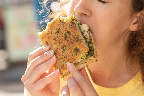 Ung Kvinna Äter Snabbmat Smörgås Närbild Kvinnan Äter Lunch Caféet — Stockfoto