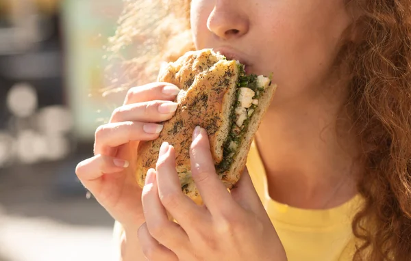 Ung Kvinna Äter Snabbmat Smörgås Närbild Kvinnan Äter Lunch Caféet — Stockfoto