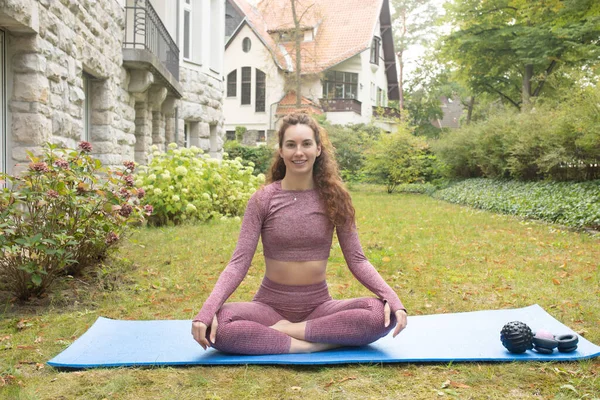 Giovane Donna Forma Meditando All Aperto Ragazza Abbigliamento Sportivo Esercizio — Foto Stock