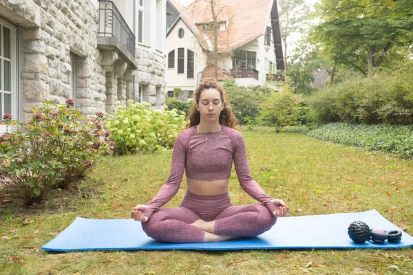 Mujer Joven Forma Meditando Aire Libre Chica Ropa Deportiva Ejercitando —  Fotos de Stock