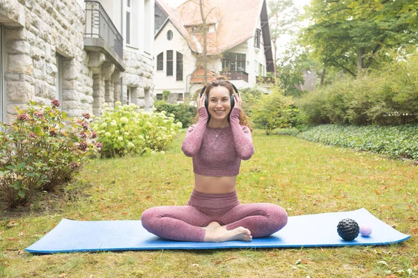 Giovane Donna Forma Cuffia Meditando All Aperto Ragazza Abbigliamento Sportivo — Foto Stock