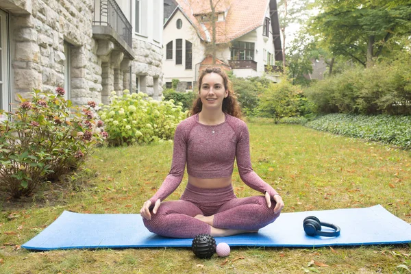 若いフィット女性が屋外で瞑想 スポーツウェアを着た女の子が外で — ストック写真