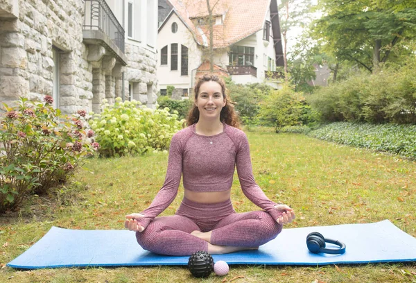 Giovane Donna Forma Meditando All Aperto Ragazza Abbigliamento Sportivo Esercizio — Foto Stock