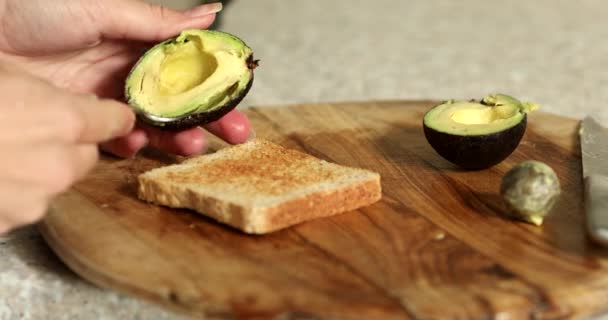 Hälsosam Frukost Med Avokado Toast Person Som Gör Avokado Toast — Stockvideo
