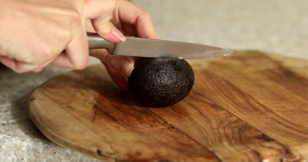 Kvinnan Skär Avokado Chef Skära Avokado Med Kniv Träskiva Nära — Stockvideo