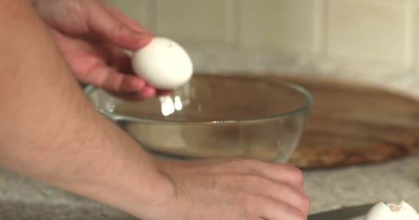 Person Krossning Och Morrande Ägg Stora Glas Skål Matlagning Omelett — Stockvideo
