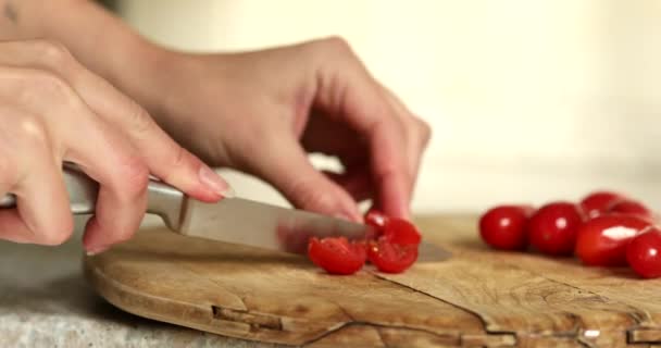 Kvinnan Skär Tomater Chef Skära Tomater Med Kniv Träskiva Närbild — Stockvideo