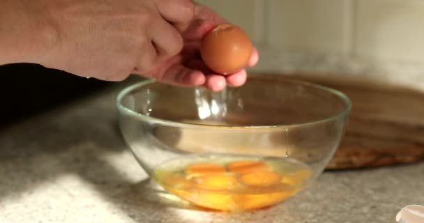 Person Krossning Och Morrande Ägg Stora Glas Skål Matlagning Omelett — Stockvideo