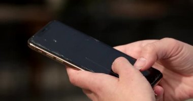 açık havada Smartphone kullanan güzel genç kadın