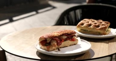 Cafe 'deki sandviçlerin yakın plan çekimi.