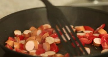 Sabah kahvaltısı için küçük sosisler ve domatesler kızartılıyor.. 