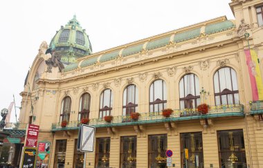 Prag, Çek Cumhuriyeti - 08 Ekim 2022: Çek Cumhuriyeti 'nin başkenti ve en büyük şehri olan Prag' ın eski merkezine bakın.