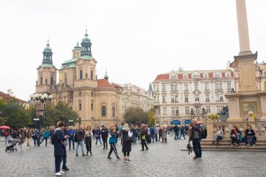 Prag, Çek Cumhuriyeti - 08 Ekim 2022: Çek Cumhuriyeti 'nin başkenti ve en büyük şehri olan Prag' ın eski merkezine bakın.