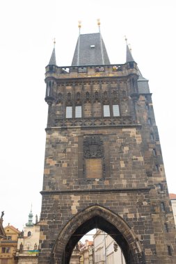 Prag, Çek Cumhuriyeti - 08 Ekim 2022: Çek Cumhuriyeti 'nin Prag kentindeki Barut Kapısı ve Belediye Binası.