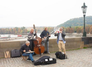 Prag, Çek Cumhuriyeti - 08 Ekim 2022: Prag - Charles Bridge (Karluv most), Çek Cumhuriyeti.