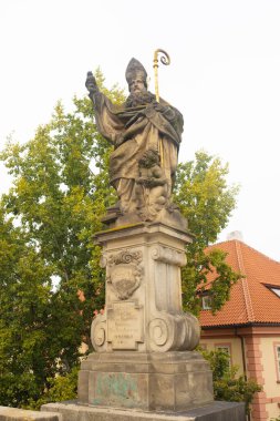 PRAG, CZECH Cumhuriyet - ECTOBER 08, 2022: Çek Cumhuriyeti Prag 'daki Charles (Karluv Most) Köprüsü Heykelleri.