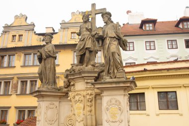 PRAG, CZECH Cumhuriyet - ECTOBER 08, 2022: Çek Cumhuriyeti Prag 'daki Charles (Karluv Most) Köprüsü Heykelleri.