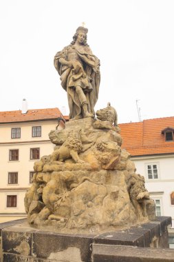 PRAG, CZECH Cumhuriyet - ECTOBER 08, 2022: Çek Cumhuriyeti Prag 'daki Charles (Karluv Most) Köprüsü Heykelleri.