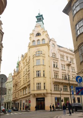 Prag, Çek Cumhuriyeti - 08 Ekim 2022: Çek Cumhuriyeti 'nin başkenti ve en büyük şehri olan Prag' ın eski merkezine bakın.