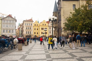 Prag, Çek Cumhuriyeti - 08 Ekim 2022: Çek Cumhuriyeti 'nin başkenti ve en büyük şehri olan Prag' ın eski merkezine bakın.