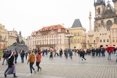 Prag, Çek Cumhuriyeti - 08 Ekim 2022: Çek Cumhuriyeti 'nin başkenti ve en büyük şehri olan Prag' ın eski merkezine bakın.