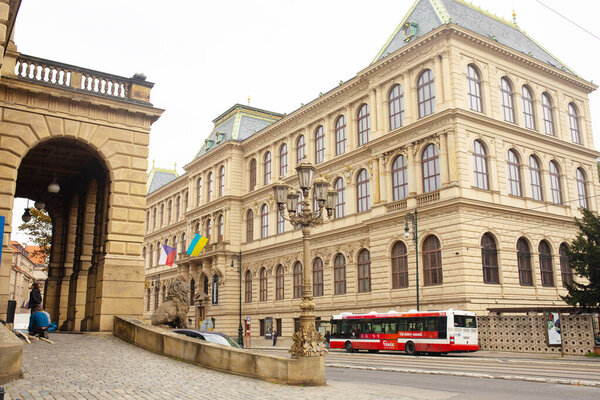 Прага, Чехия - 08 октября 2022 года: Вид на улицу в старом центре Праги - столице и крупнейшем городе Чехии.