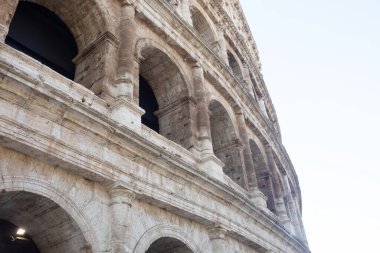 Roma, İtalya - 12.10.2022: Kolezyum (Kolezyum), Roma, İtalya. Antik Roma Kolezyumu 'nun ünlü simgesi, Roma' nın turistik cazibesi. Kolezyum 'un manzarası