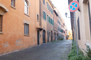 Roma, İtalya - 12 Ekim 2022: Roma, İtalya 'daki eski rahat cadde manzarası. Roma 'nın mimarisi ve simgesi.