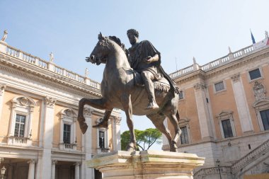 Roma, İtalya - 12.10.2022: Roma, İtalya 'da Capitolium tepesinde Piazza del Campidoglio. Arka planda belediye binası ve Capitoline Müzeleri var..