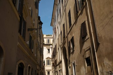Roma, İtalya - 12 Ekim 2022: Roma, İtalya 'daki eski rahat cadde manzarası. Roma 'nın mimarisi ve simgesi.