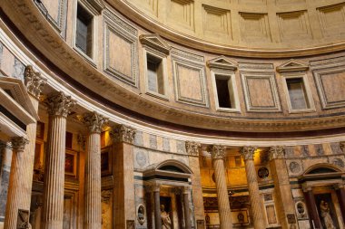 Roma, İtalya - 12.10.2022: Pantheon iç mimarisi. Ünlü Pantheon 'un içinde. Antik Panteon Roma 'nın ünlü turistik cazibesi.
