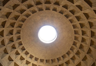 Roma, İtalya - 12.10.2022: Pantheon iç mimarisi. Ünlü Pantheon 'un içinde. Antik Panteon Roma 'nın ünlü turistik cazibesi.