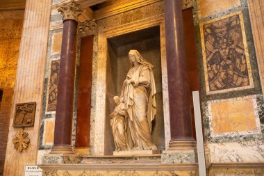 Roma, İtalya - 12.10.2022: Pantheon iç mimarisi. Ünlü Pantheon 'un içinde. Antik Panteon Roma 'nın ünlü turistik cazibesi.