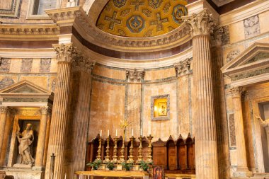 Roma, İtalya - 12.10.2022: Pantheon iç mimarisi. Ünlü Pantheon 'un içinde. Antik Panteon Roma 'nın ünlü turistik cazibesi.