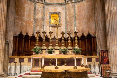 Roma, İtalya - 12.10.2022: Pantheon iç mimarisi. Ünlü Pantheon 'un içinde. Antik Panteon Roma 'nın ünlü turistik cazibesi.