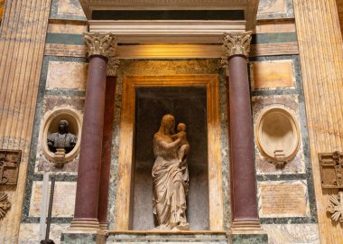 Roma, İtalya - 12.10.2022: Pantheon iç mimarisi. Ünlü Pantheon 'un içinde. Antik Panteon Roma 'nın ünlü turistik cazibesi.