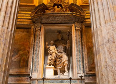 Roma, İtalya - 12.10.2022: Pantheon iç mimarisi. Ünlü Pantheon 'un içinde. Antik Panteon Roma 'nın ünlü turistik cazibesi.