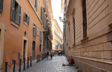 Roma, İtalya - 12 Ekim 2022: Roma, İtalya 'daki eski rahat cadde manzarası. Roma 'nın mimarisi ve simgesi.