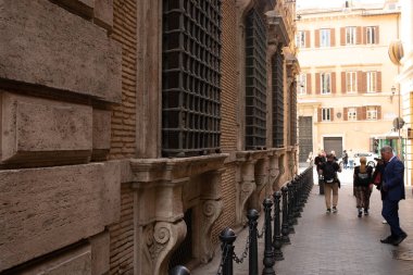 Roma, İtalya - 12 Ekim 2022: Roma, İtalya 'daki eski rahat cadde manzarası. Roma 'nın mimarisi ve simgesi.