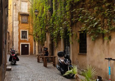 Roma, İtalya - 12 Ekim 2022: Roma, İtalya 'daki eski rahat cadde manzarası. Roma 'nın mimarisi ve simgesi.