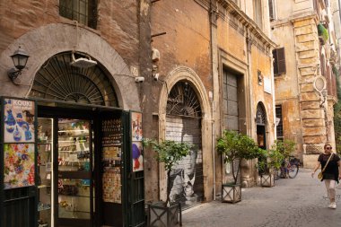 Roma, İtalya - 12 Ekim 2022: Roma, İtalya 'daki eski rahat cadde manzarası. Roma 'nın mimarisi ve simgesi.