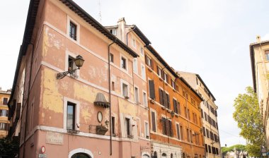 Roma, İtalya - 12 Ekim 2022: Roma, İtalya 'daki eski rahat cadde manzarası. Roma 'nın mimarisi ve simgesi.